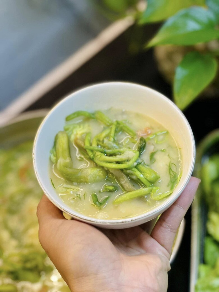 Ăn bát canh khoai tây rau cần ngày se lạnh thì còn gì tuyệt vời hơn.