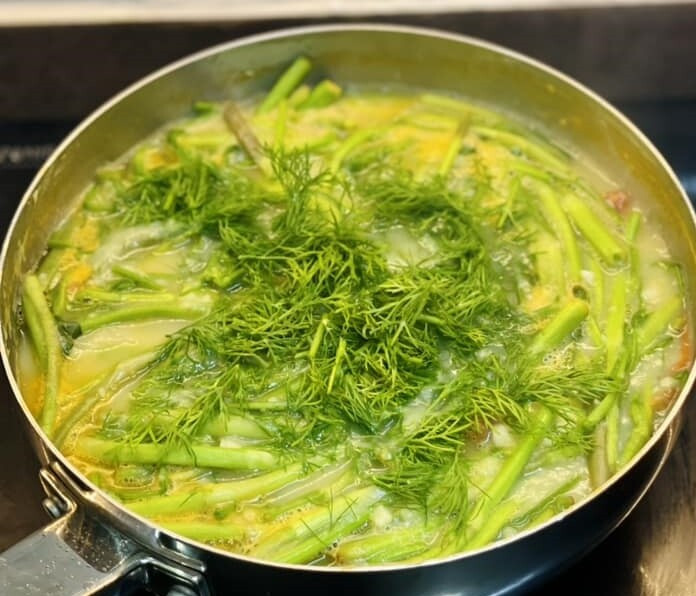 Món canh khoai tây nấu với rau cần đang làm mưa làm gió những ngày qua.