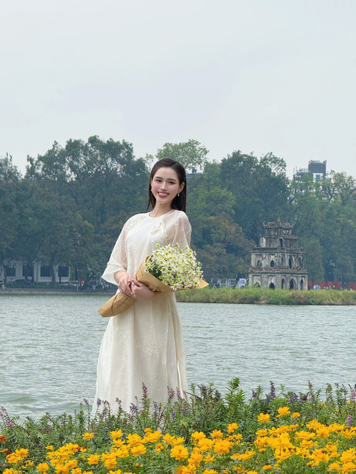 Về trang điểm, Đỗ Thị Hà duy trì lối makeup tự nhiên, nhấn mạnh vào vẻ đẹp truyền thống và tự nhiên. Nàng hậu 10x thường dùng son lì tông hồng đất, kết hợp phấn mắt nhẹ để giữ vẻ tươi trẻ. Ảnh: FBNV