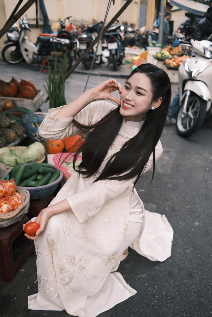 Bên cạnh đó, áo dài hồng pastel lại mang đến sự ngọt ngào đáng yêu, với chất liệu mỏng nhẹ, thường được Đỗ Thị Hà chọn cho các bộ ảnh ngoài trời. Sự lựa chọn màu sắc của Đỗ Thị Hà phản ánh xu hướng kết hợp truyền thống và hiện đại, giúp áo dài trở nên dễ tiếp cận hơn với giới trẻ, dù một số thiết kế có thể cần chú trọng hơn đến độ bền chất liệu. Ảnh: FBNV