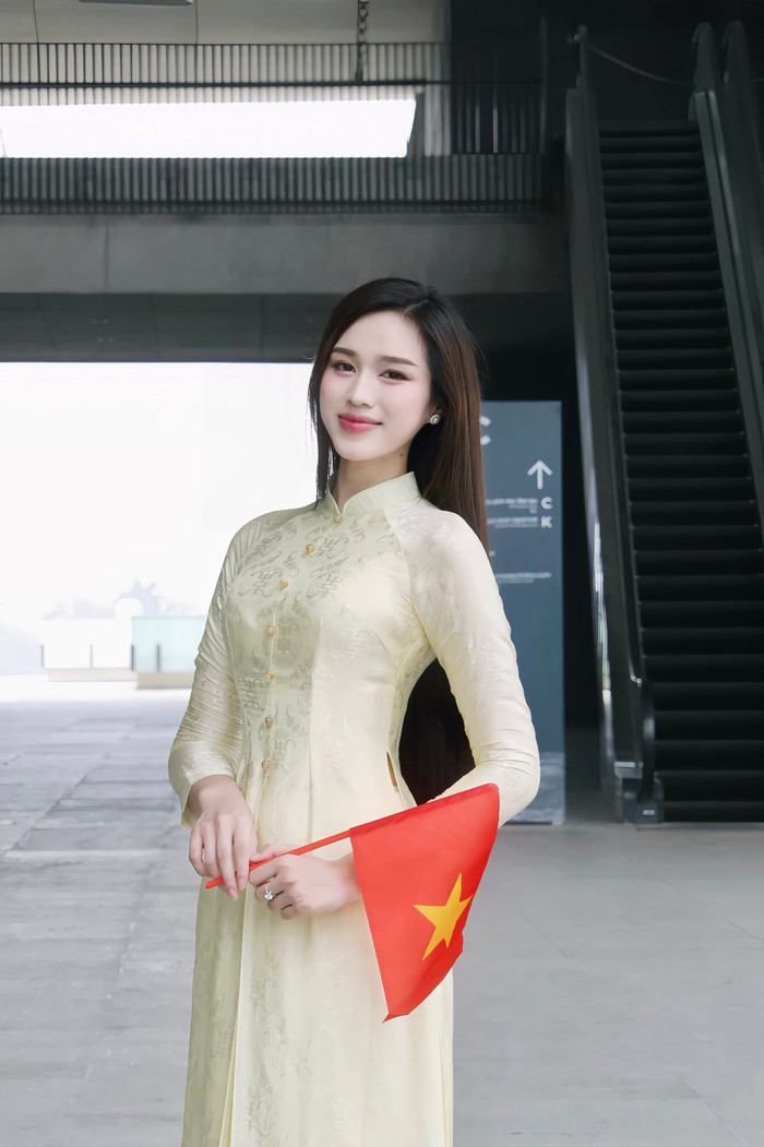 Đỗ Thị Hà gây chú ý qua những lần mặc áo dài, từ hình ảnh bên hồ nước với bó hoa đến bộ ảnh tại chợ địa phương. Những lựa chọn này không chỉ tôn vinh vẻ đẹp mà còn xây dựng hình ảnh nàng hậu như một đại diện thời trang dân tộc, với sự đầu tư vào chi tiết chất liệu và họa tiết, giúp mỗi lần xuất hiện đều để lại ấn tượng chung về sự thanh lịch và gần gũi. Ảnh: FBNV