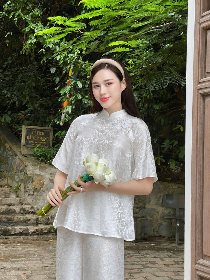 Đỗ Thị Hà tin dùng son dưỡng có giá 900 nghìn. Ảnh: FBNV