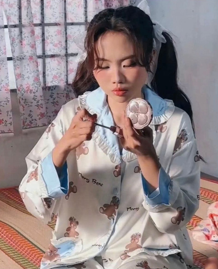 Phương Mỹ Chi lựa chọn son dưỡng đến cùng một thương hiệu với Đỗ Thị Hà.