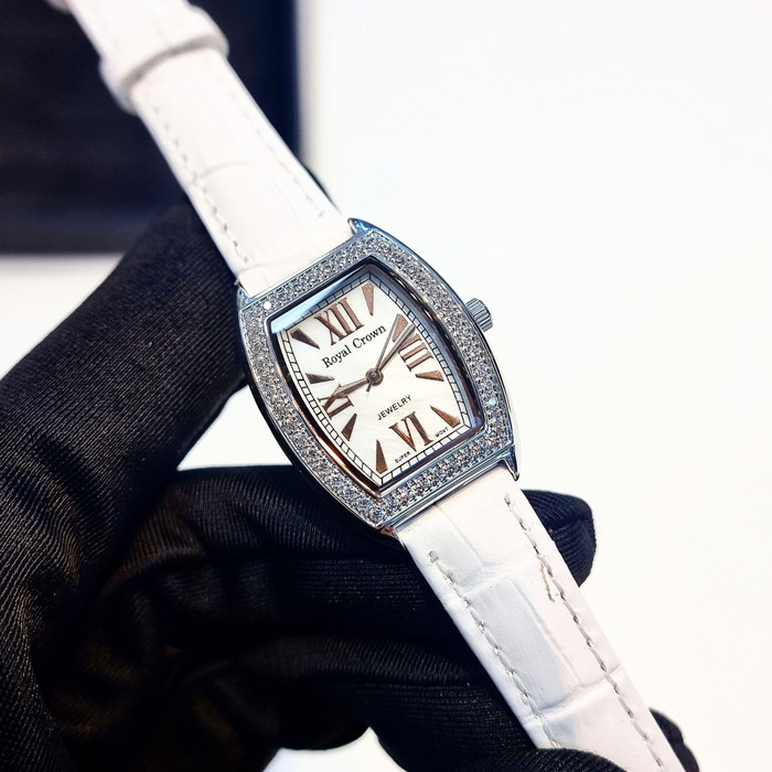 Chiếc đồng hồ 2 triệu của Hương Giang là mẫu phụ kiện đáng sở hữu.