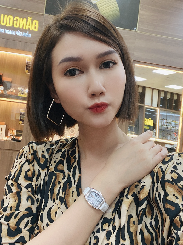 Hương Giang được bắt gặp từng sử dụng chiếc đồng hồ này (Ảnh: FBNV).