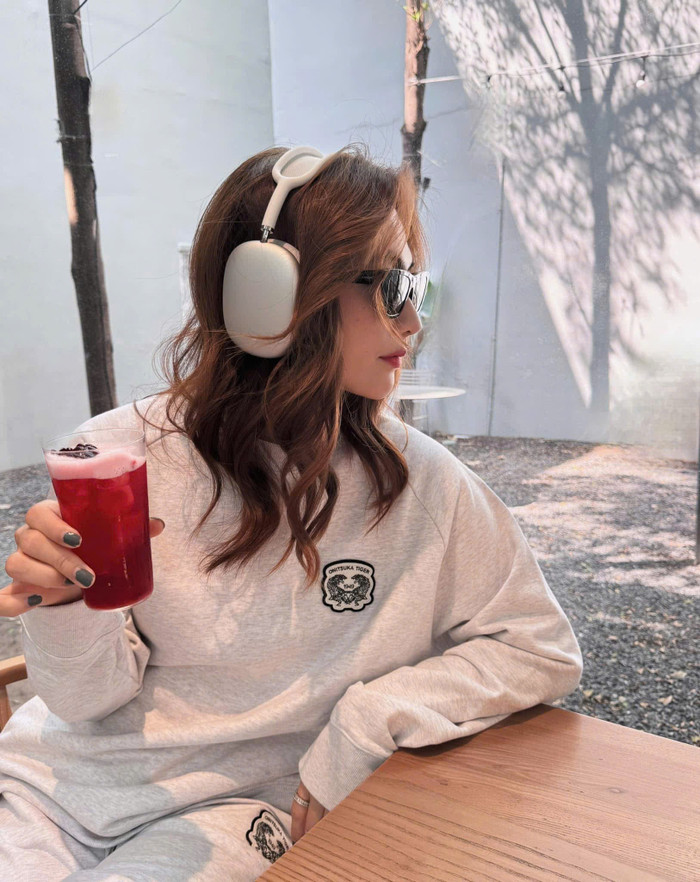 Chiếc AirPods Max màu bạc phiên bản 2024 của Phương Anh Đào - Ảnh: FB Phương Anh Đào