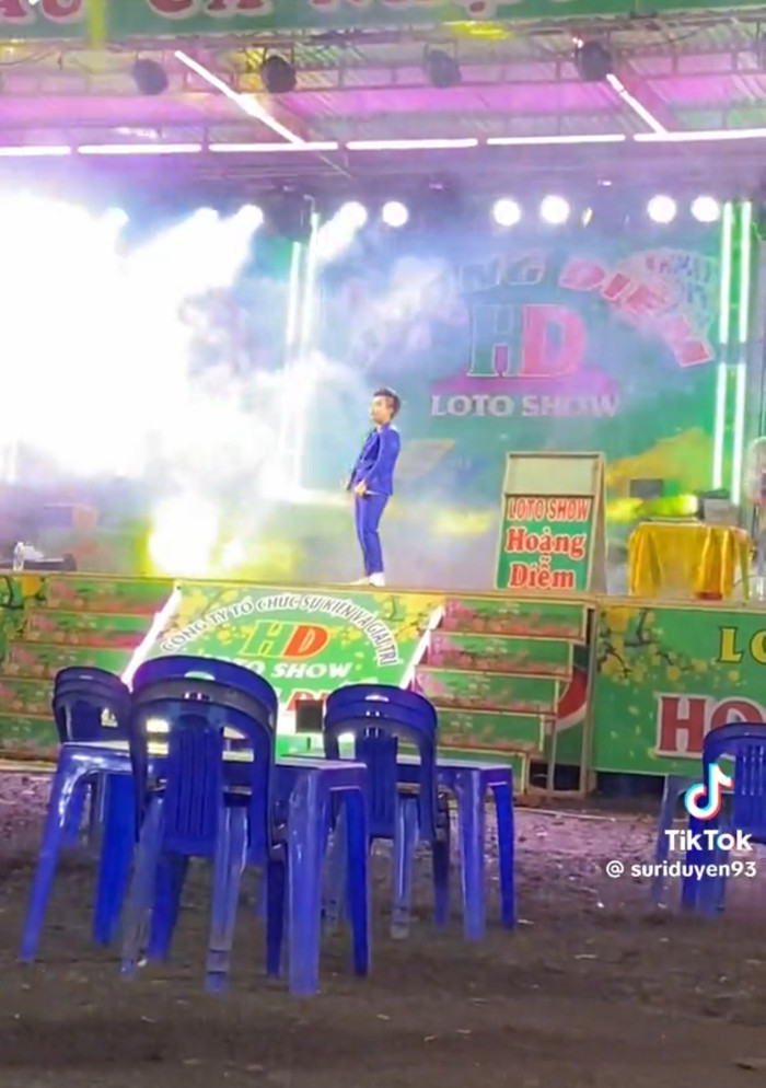 'Thần đồng âm nhạc' Tin Tin cũng từng gây xôn xao với đoạn clip biểu diễn sân khấu hội chợ lác đác khán giả đến xem. 