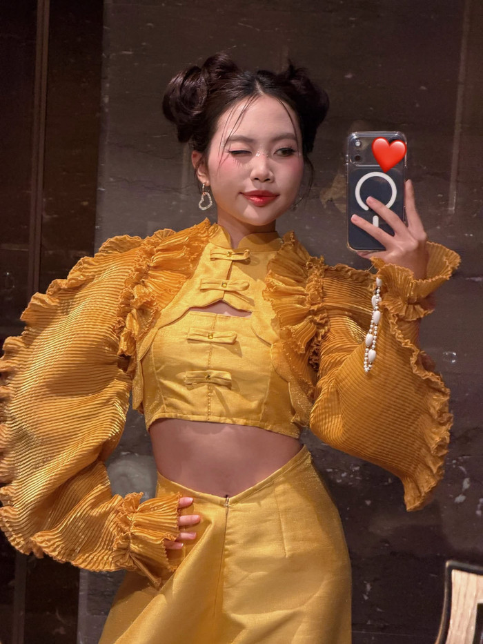 Phương Mỹ Chi lựa chọn phấn bắt sáng 200 nghìn. Ảnh: FBNV