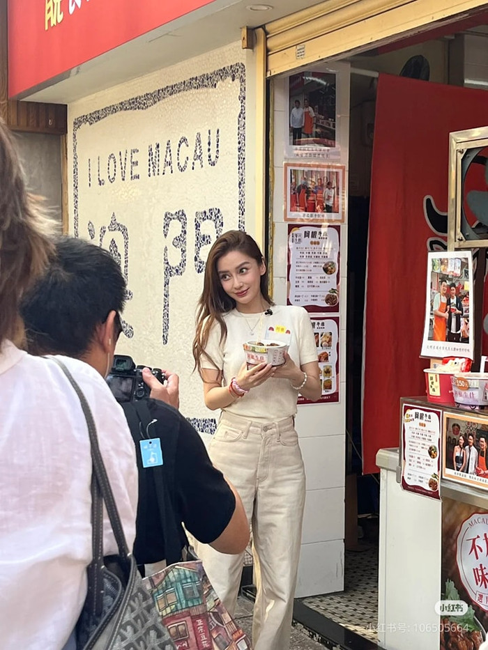 Angelababy được bắt gặp quảng cáo đồ ăn vỉa hè vào tháng 6 năm nay. Ảnh: Xiaohongsu