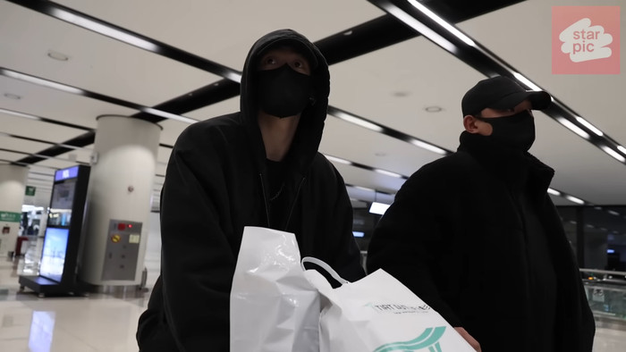 Jungkook (BTS) được bắt gặp ra nước ngoài vào thời điểm aespa tổ chức concert tại Nhật Bản. Ảnh chụp màn hình