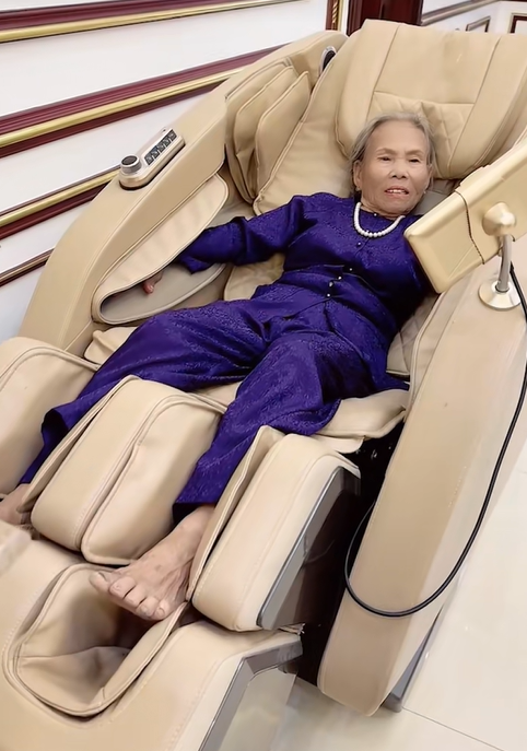 Bà chủ Mailisa nhờ một 'trợ lý' đặc biệt chăm lo trọn vẹn sức khỏe thể chất và tinh thần cho mẹ. Ảnh chụp màn hình