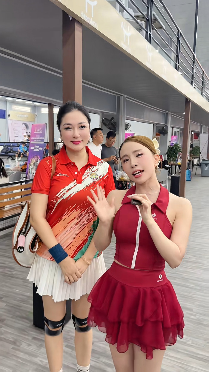 Quỳnh Nga vui vẻ quay video cùng hoa hậu Nguyễn Thị Huyền. Ảnh chụp màn hình