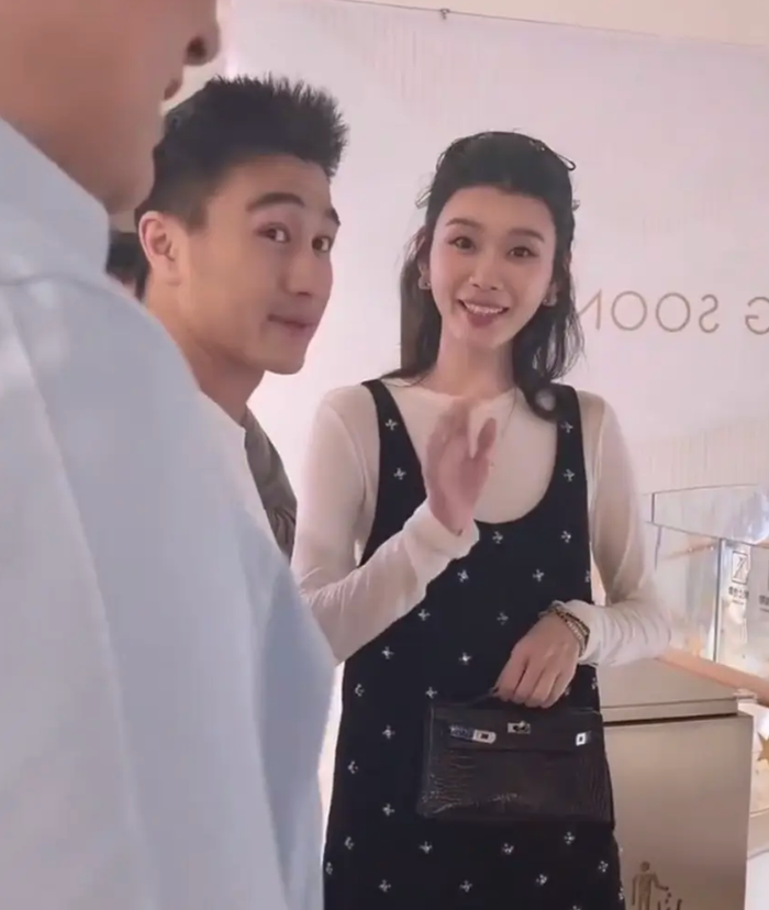 Cặp đôi đình đám được bắt gặp khi xuất hiện ở trung tâm thương mại. Hề Mộng Dao còn vui vẻ chào khán giả. Ảnh: Sohu