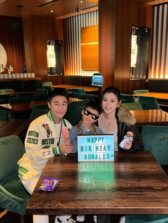 Cặp đôi hạnh phúc đưa con trai đi chơi nhân dịp sinh nhật. Ảnh: IGNV