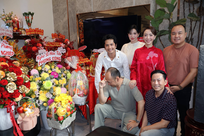 Khả Như và Huỳnh Phương cùng tham gia giỗ Tổ nghề. Ảnh: FBNV