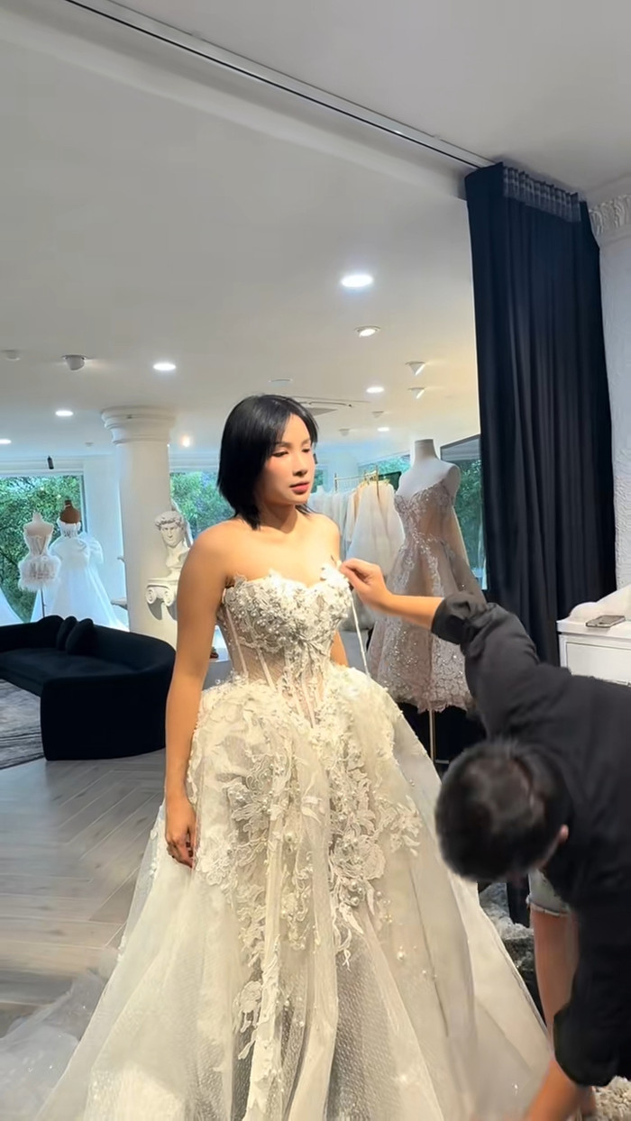 Khoảnh khắc Khả Như thử váy cưới khiến khán giả xôn xao bàn tán. Ảnh chụp màn hình