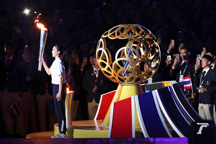 Nghi thức thấp đài lửa SEA Games do Panipak Wongpattanakit đảm nhiệm. Ảnh: Thairath
