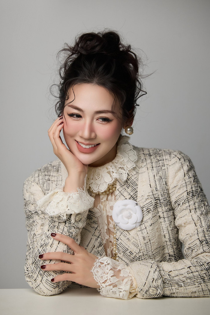 Nhiều khán giả nhận xét Á hậu Dương Tú Anh ngày càng xinh đẹp, đằm thắm.