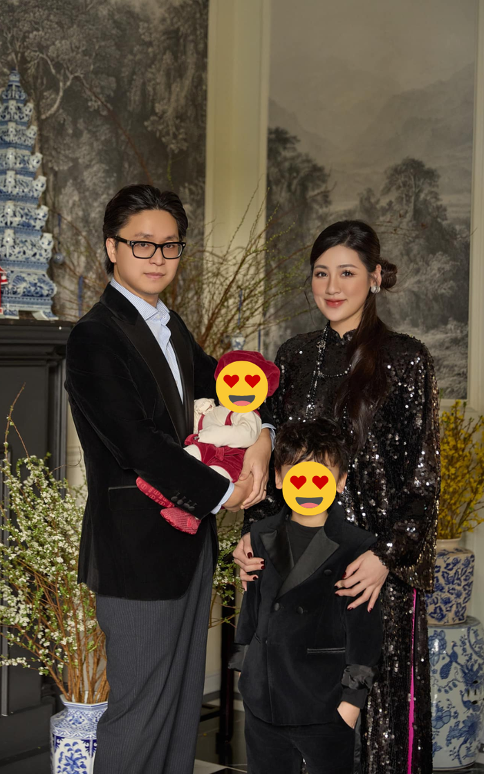 Khoảnh khắc ngọt ngào của gia đình Á hậu Dương Tú Anh. Ảnh: FBNV