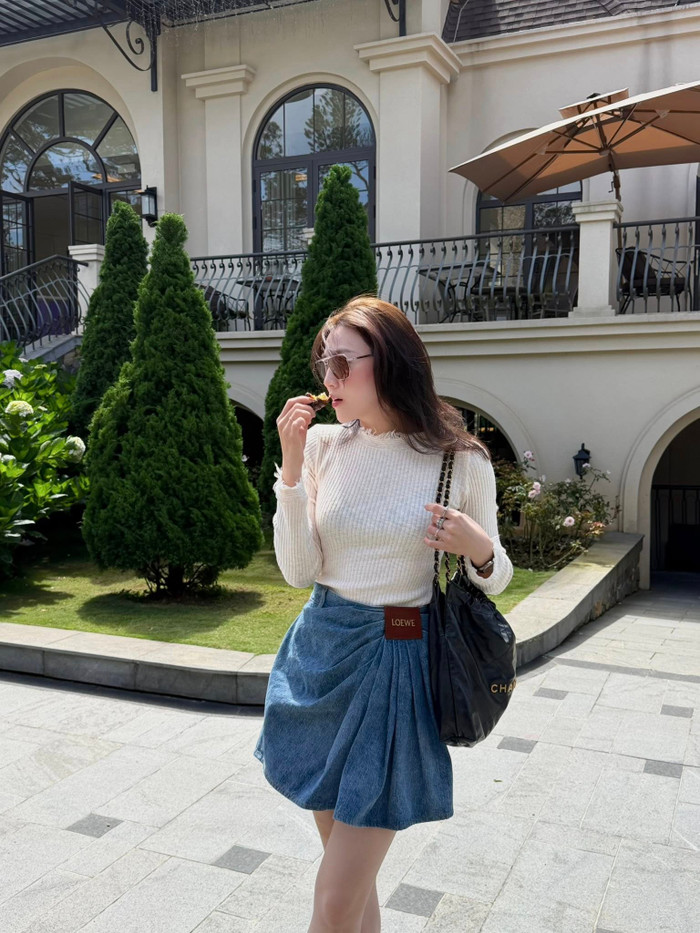 Á hậu Dương Tú Anh thường khoe ảnh đi du lịch. Ảnh: FBNV