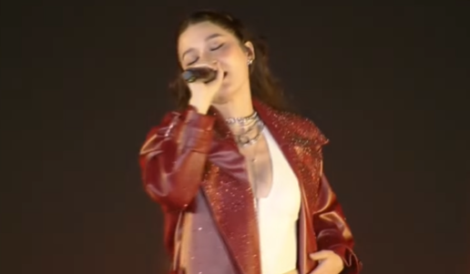 Bài hát mở đầu lễ khai mạc SEA Games 33 do nữ ca sĩ nổi tiếng Thái Lan Violette Wautier thực hiện. Ảnh chụp màn hình