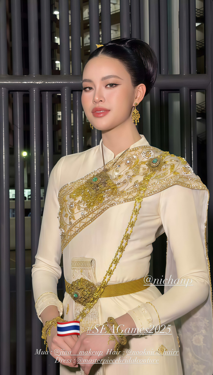 Á hậu Nicha Poonpoka sinh năm 2003, cao 1,73 m và tốt nghiệp cử nhân khoa Thiết kế truyền thông hình ảnh tại Đại học Mahidol. Hiện cô hoạt động với vai trò người mẫu kiêm MC. Ảnh: IGNV