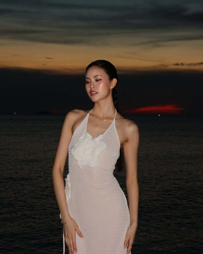 Ngược lại, trong những mẫu đầm xuyên thấu hoặc pastel nhẹ nhàng, cô lại mang đến vẻ thanh lịch, ngọt ngào, thường kết hợp trang sức tối giản để tăng thêm nét sang trọng. Ảnh: IGNV