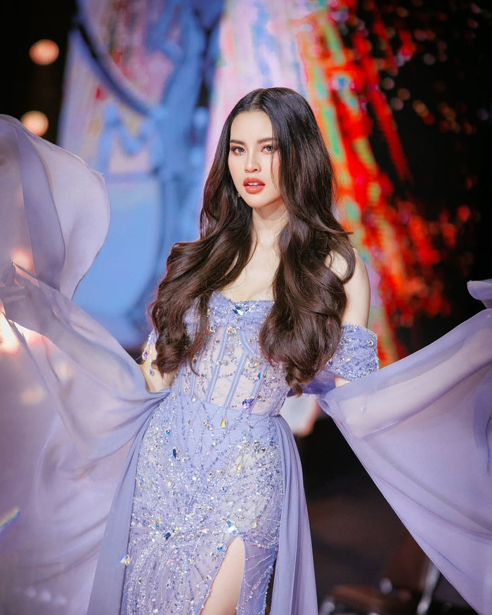 Sự xuất hiện của Á hậu Nicha Poonpoka với nhan sắc rạng rỡ và khí chất sang trọng đã tạo nên một khoảnh khắc giao thoa văn hóa độc đáo và đầy thu hút tại tại SEA Games 33. Ảnh: IGNV