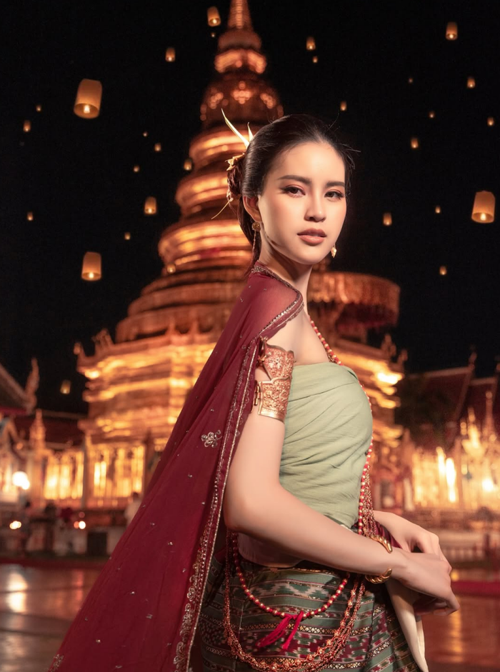 Trong lĩnh vực thời trang, Á hậu Nicha Poonpoka thể hiện sự linh hoạt đáng ngưỡng mộ. Khi khoác lên mình trang phục truyền thống Thái Lan, cô tỏa ra vẻ đẹp kiêu sa và cổ điển. Ảnh: IGNV