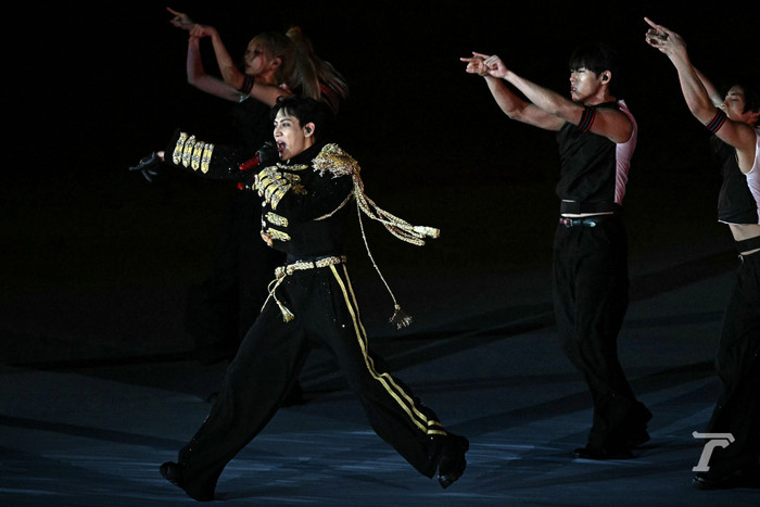 Nam ca sĩ Bambam khuấy động sân khấu tại lễ khai mạc SEA Games 33. Ảnh: Thairath