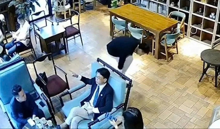 Camera ghi lại khoảnh khắc Nguyễn Văn Thiên chỉ tay chỉ đạo em trai đánh nhân viên quán cà phê.