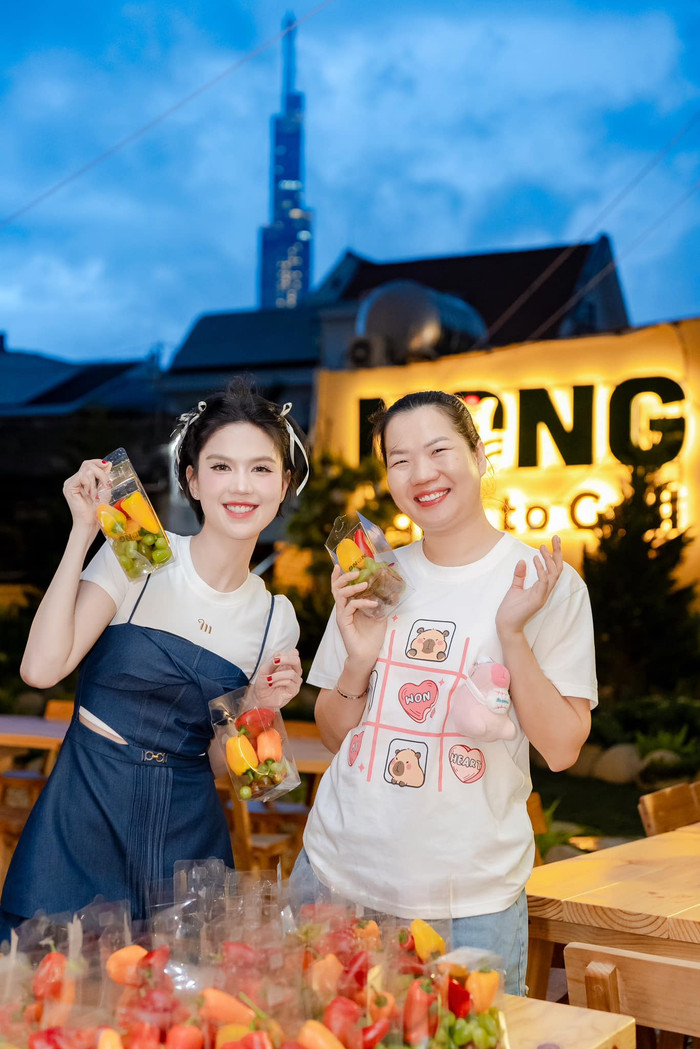 Ngọc Trinh và trợ lý Thúy Kiều. Ảnh: FBNV