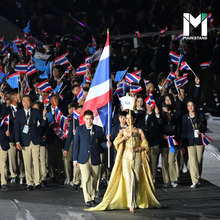 Opal Suchata Chuangsri là người cầm biển dẫn đoàn của chủ nhà Thái Lan. Cô là người đẹp đầu tiên của Thái Lan chiến thắng trong một cuộc thi sắc đẹp toàn cầu khi giành vương miện Miss World 2025. Ảnh: Main Stand