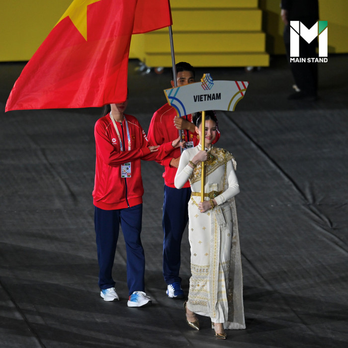 Người cầm biển dẫn đoàn Việt Nam tại SEA Games 33 là Nicha Poonpoka, Á hậu 2 Miss Universe Thái Lan 2023. Người đẹp sinh năm 2003, cao 1,73 m và tốt nghiệp cử nhân khoa thiết kế truyền thông hình ảnh thuộc Đại học Mahidol. Cô hiện là người mẫu kiêm MC. Ảnh: Main Stand