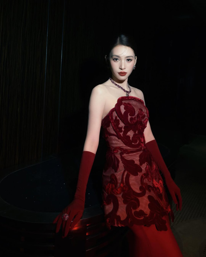 Cô hoàn thiện tổng thể bằng đôi găng tay dài tiệp màu (Ảnh: ISNV).