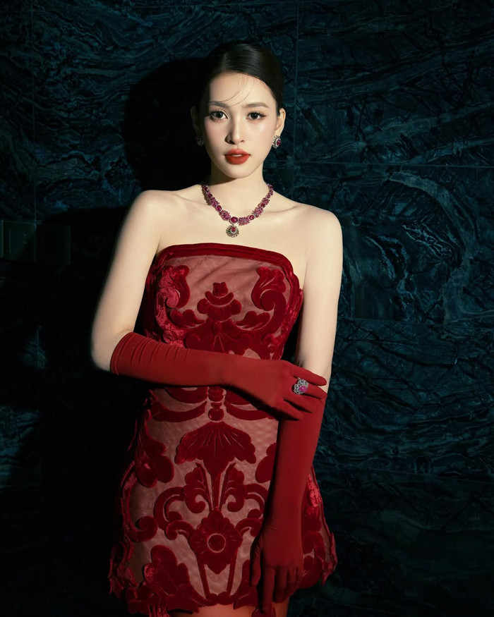 Tiểu Vy diện đầm đỏ đô, có thiết kế xuyên thấu nhưng đầy tinh tế (Ảnh: ISNV).