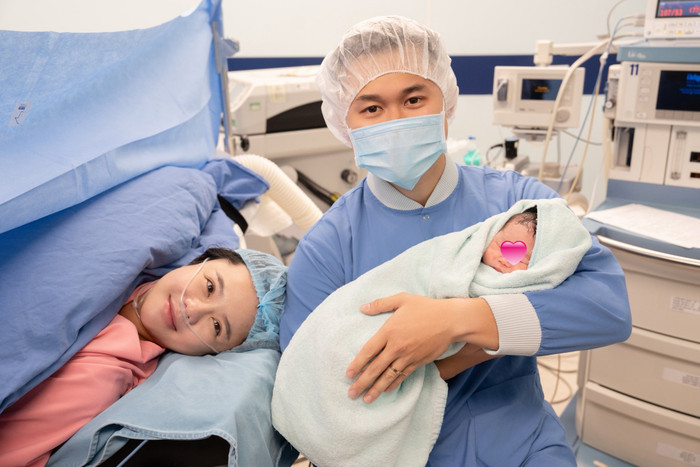 Vợ chồng nữ ca sĩ vừa đón con đầu lòng chào đời. 