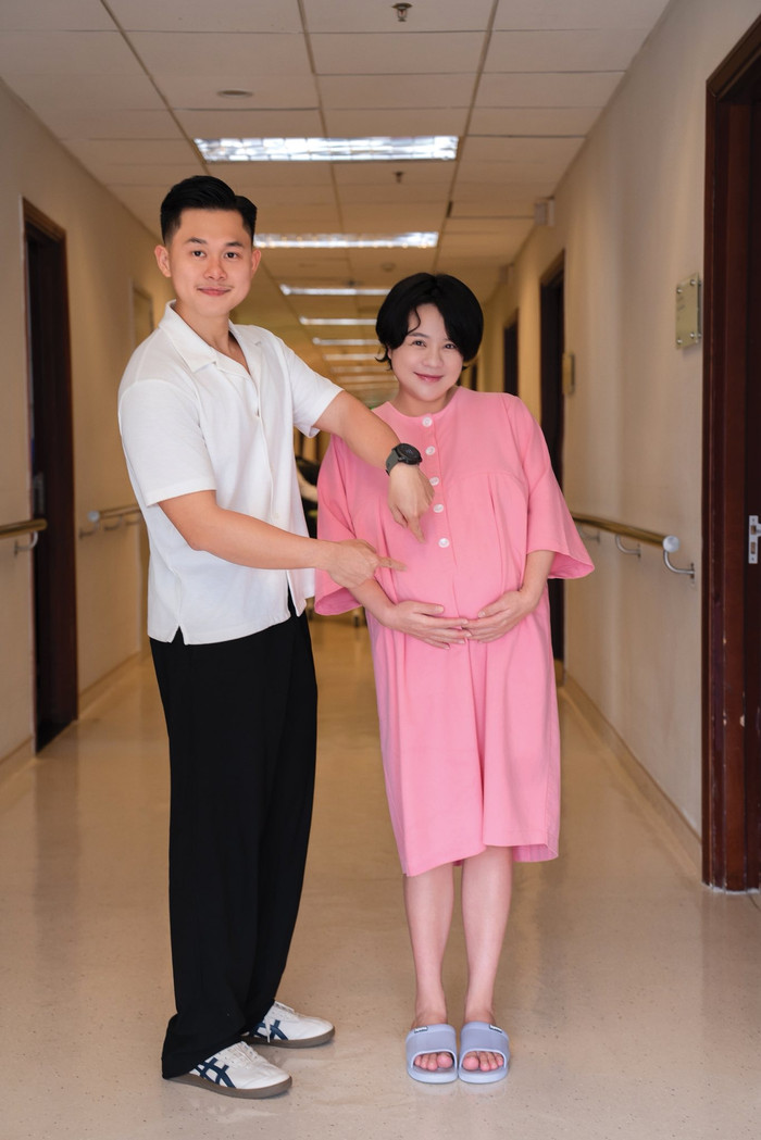 Thái Trinh có chồng đồng hành trong suốt thai kỳ. 