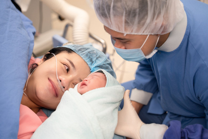 Nữ ca sĩ bật khóc vì xúc động khi con chào đời.