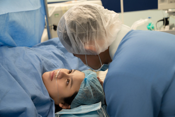 Thái Trinh có chồng đồng hành trong lúc 'vượt cạn'.