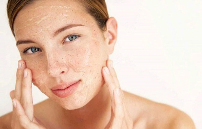 Tẩy tế bào chết giúp thông thoáng lỗ chân lông. (Ảnh minh họa)