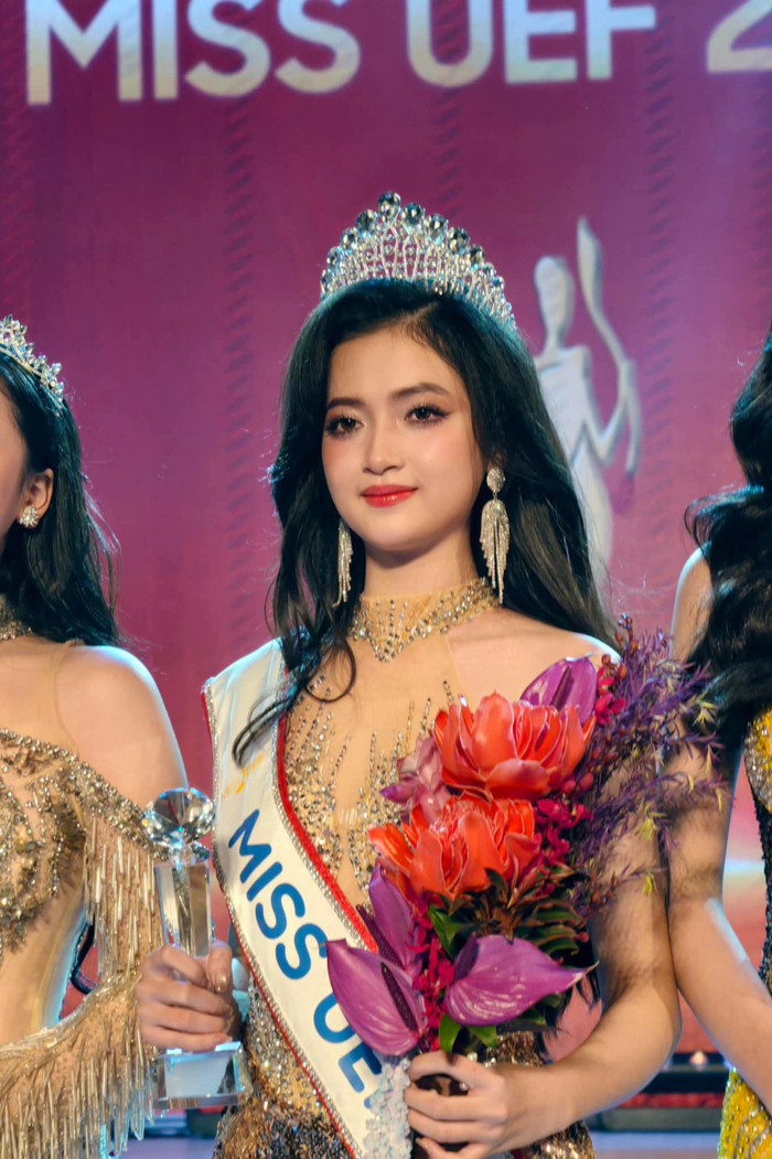 Vượt qua nhiều thí sinh tài năng, Nguyễn Phương Hồng Thắm xuất sắc giành ngôi vị Hoa khôi 2024 Trường Đại học Kinh tế Tài chính TP.HCM.