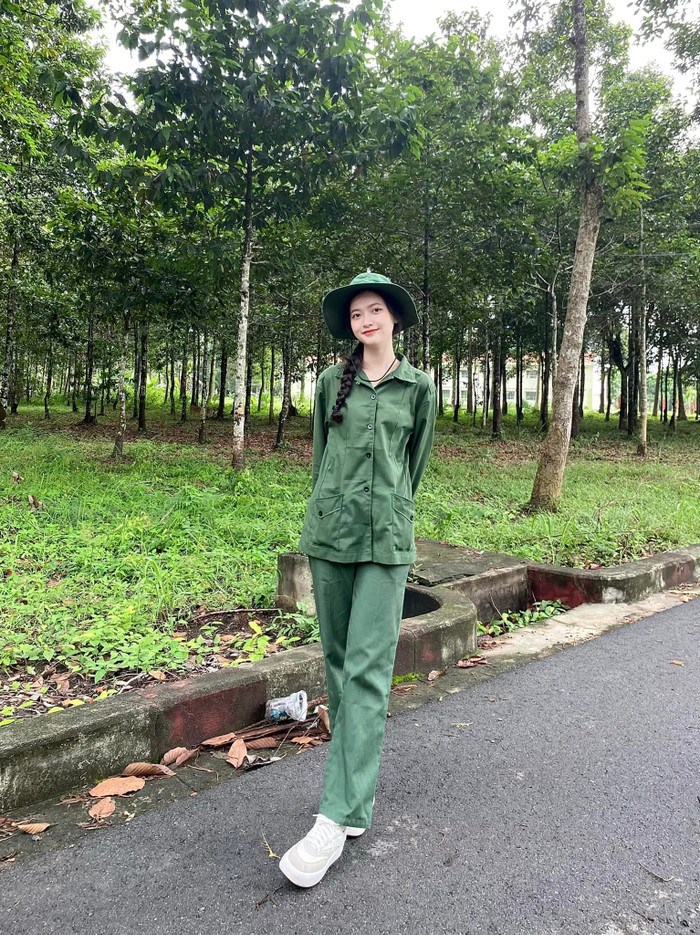 Nàng Hoa khôi Hồng Thắm xinh đẹp trong màu áo quân sự.