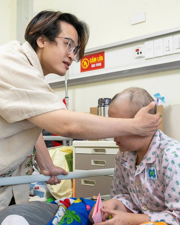 Hà Anh Tuấn giản dị và gần gũi khi tham gia các hoạt động từ thiện. (Ảnh: FBNV)