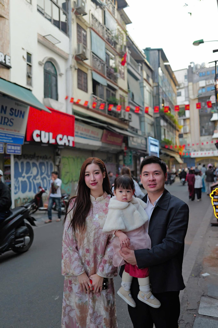 Vợ chồng Hoa hậu Đỗ Mỹ Linh và con gái nhân ngày đầu năm mới. (Ảnh FBNV)