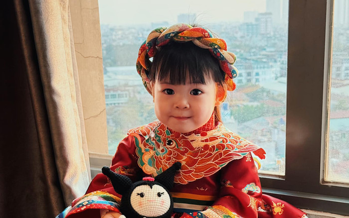 Hoa hậu Đỗ Mỹ Linh khoe con gái xinh như búp bê Ảnh 2