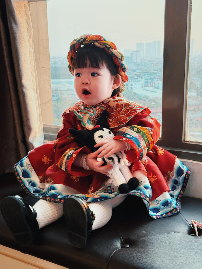Con gái Hoa hậu Đỗ Mỹ Linh đáng yêu, xinh xắn như búp bê. (Ảnh FBNV)