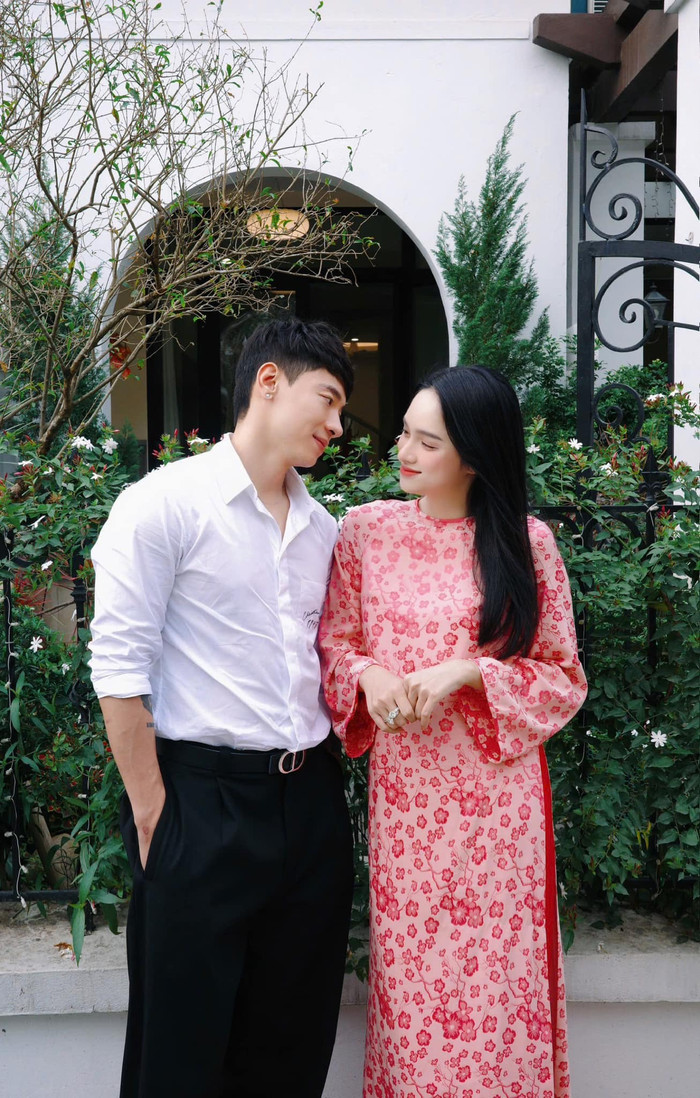 Hương Giang tình tứ với Phú Cường trong bộ ảnh đầu xuân. (Ảnh FBNV)