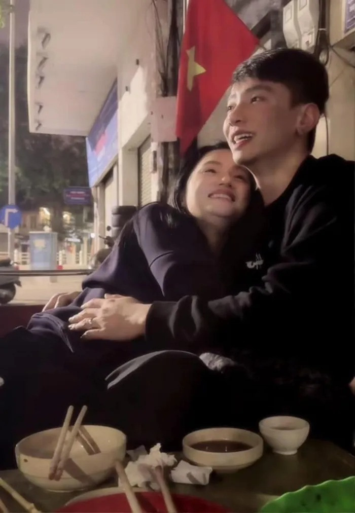 Bức ảnh Hương Giang khóa môi Phú Cường được chia sẻ rộng rãi trên mạng xã hội. (Ảnh Hương Giang Fanpage)