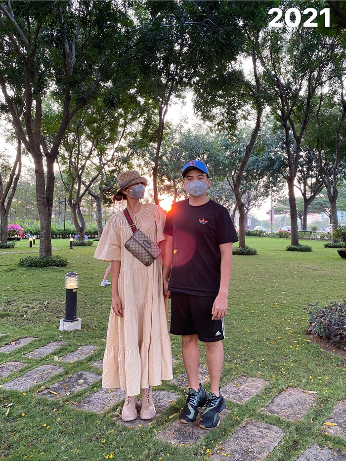 Tuấn Khôi kiễng chân khi chụp ảnh với H'Hen Niê. Ảnh: FBNV